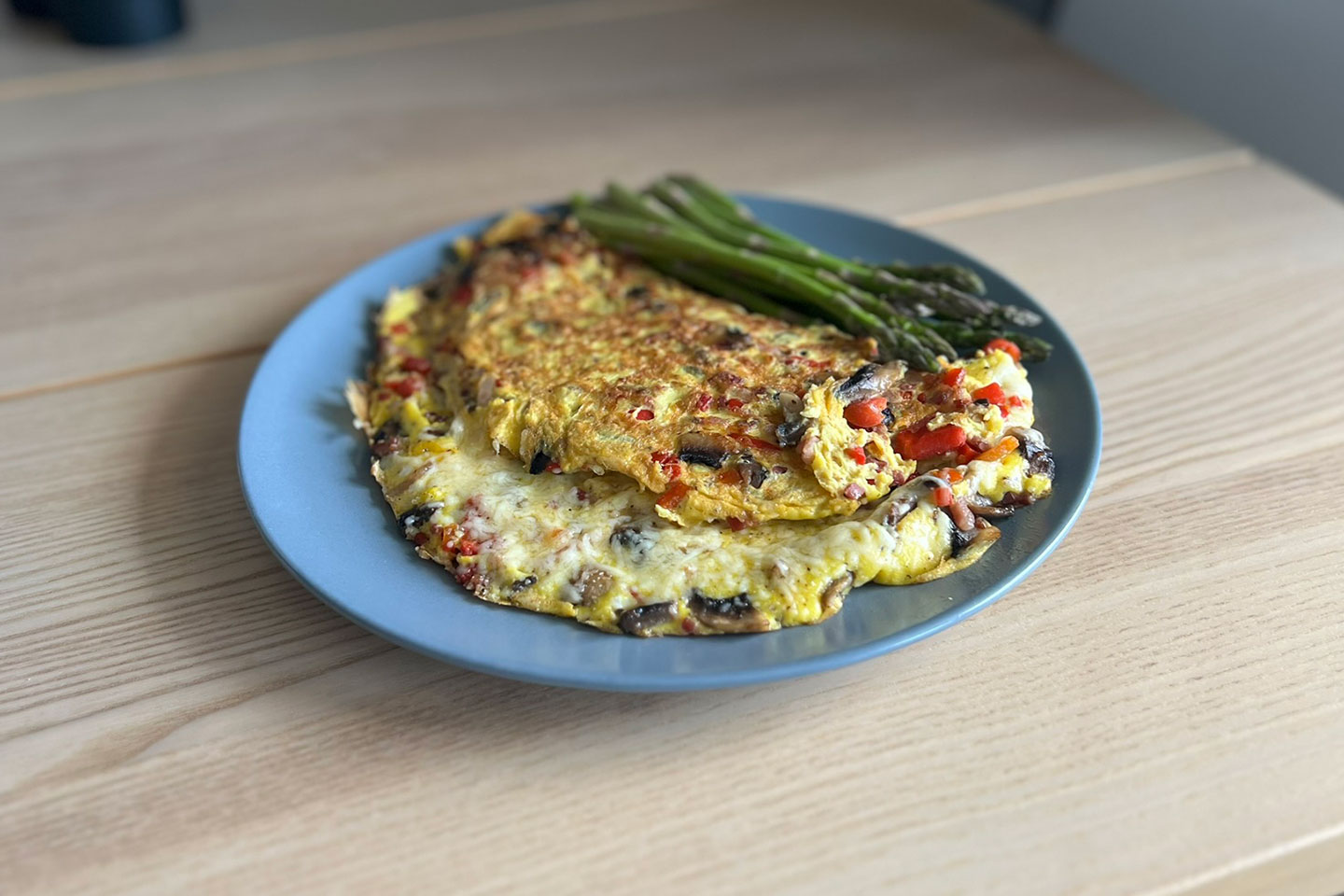 Omletas su šonine ir pievagrybiais